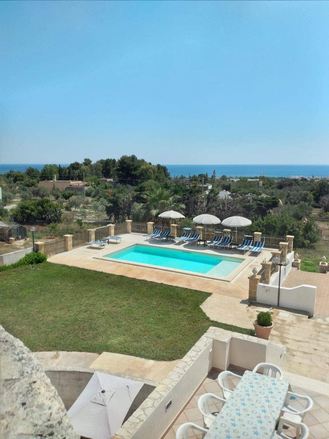 Piscina con panorama vista mare