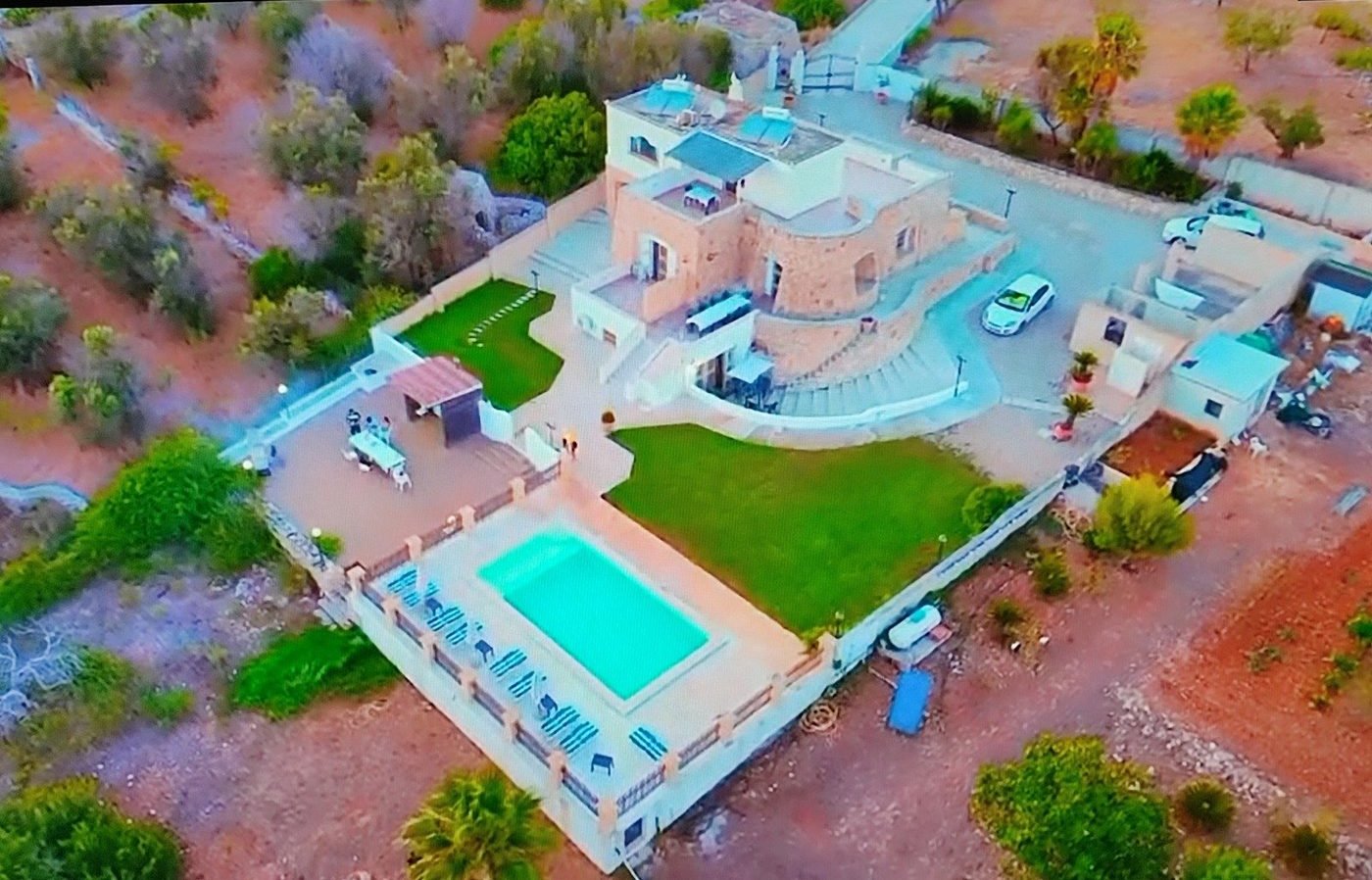 La villa vista dall'alto di giorno, con la piscina e il giardino