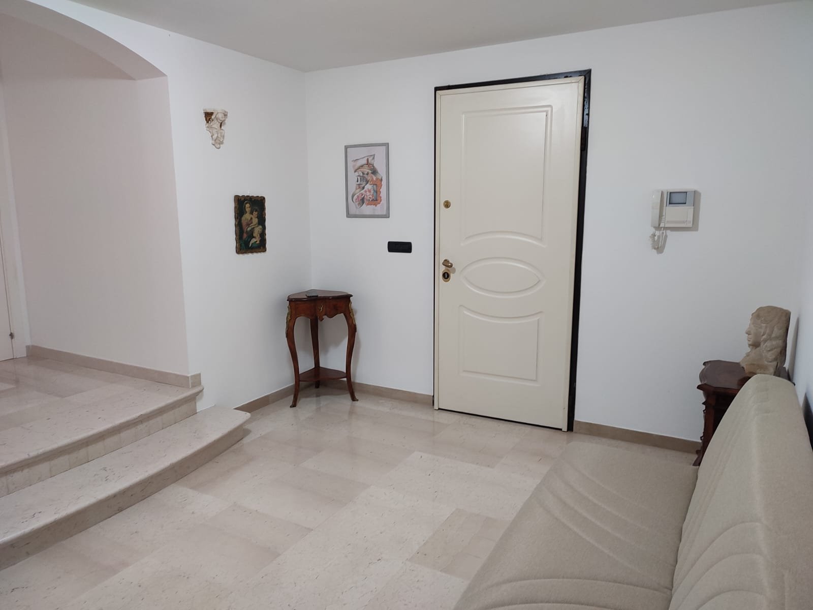 Portone d'ingresso della villa
